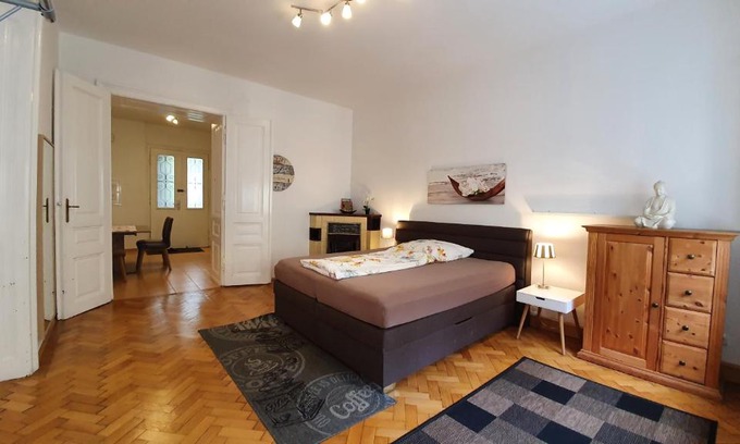 Schottenfeld Apartment | Gorgeous Viennese Apartment 10 min to City Center