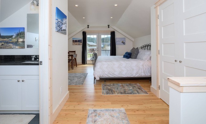 Big Sky Apartment | Gorgeously Decorated Quaint Big Sky Studio