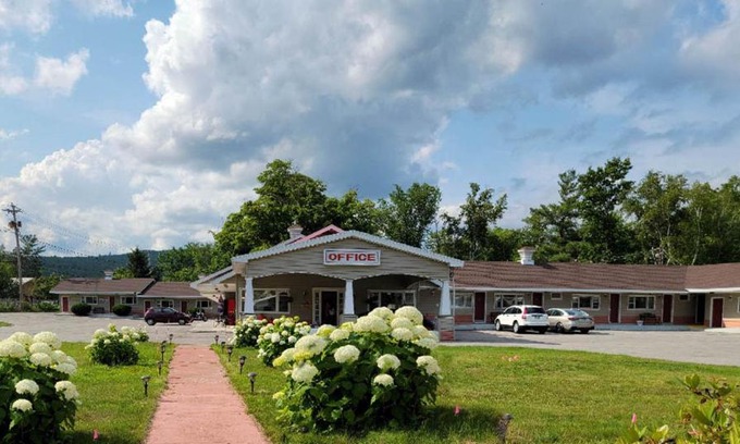 Upper Village Hotel | Gorham Motor Inn