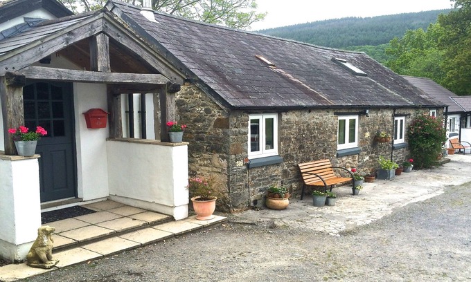 Pentrefelin Cottage | Gorlech Cottage at Ty'r Cae in the Brechfa Forest.