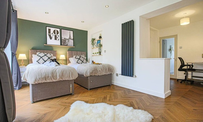 Milton Keynes House | Grace House City Centre Location Driveway Parking, Pool Table and Sky TV