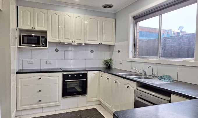 Shepparton North House | Graces House - 3 Bedroom in a great location in Shepparton