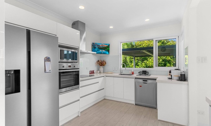 Mangawhai House | Graddies Patch - Sunny, refurbished kiwi bach - walk to the village, markets, Bennetts, Tavern and more
