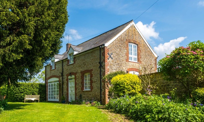 Swindon Cottage | Grade II Listed Coach House Near the Cotswolds & Oxford