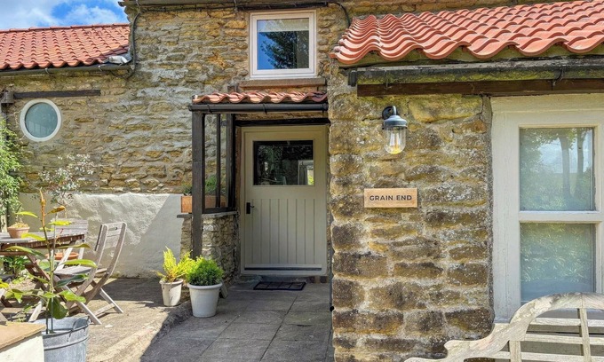 Potter Brompton Cottage | Grain End Cottage is set in large landscaped gardens.