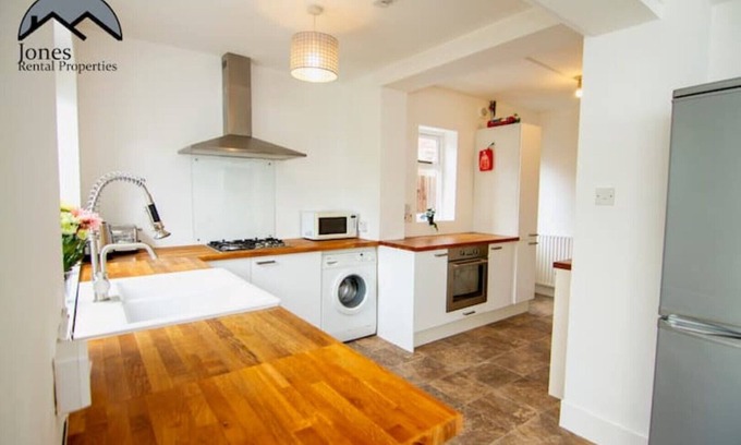 Portswood House | Granby Grove Townhouse - Sleeps 8- 4 Bedrooms