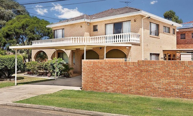 Liverpool House | Grand Family Group Holiday House Free Parking