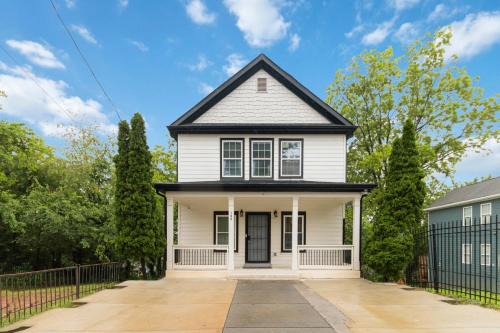 Atlanta House | Grand Home Walk to Mercedes Benz