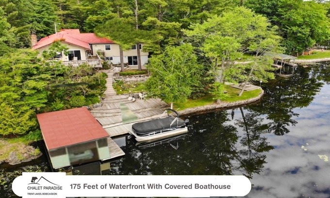 Bobcaygeon Cottage | Grand Maison in Bobcaygeon - 5 bedroom 3 bath Luxurious Waterfront Cottage