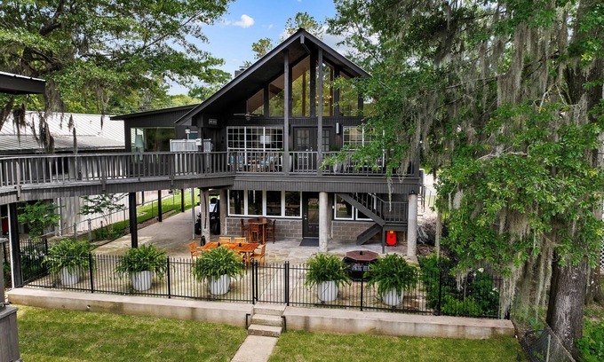 Jefferson House | Grand Mamou at Caddo Lake - Luxury Living on The Bayou