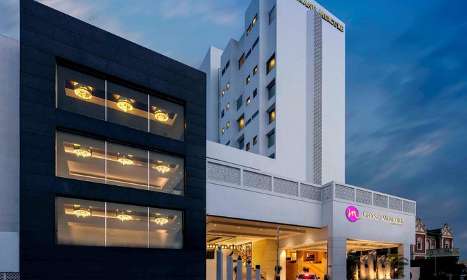 Sayajiganj Hotel | Grand Mercure Vadodara Surya Palace Hotel