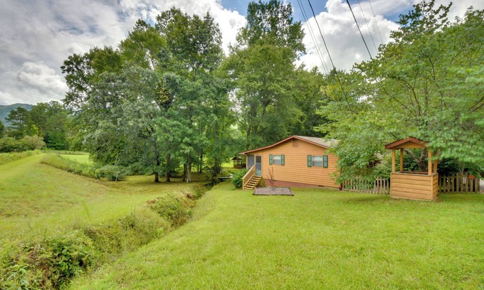 Murphy Cottage | Grand Murphy Cabin w/Fire Pit & Game Room!