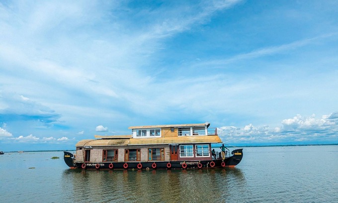 Kumarakom Boat Rental | Grand villa houseboat