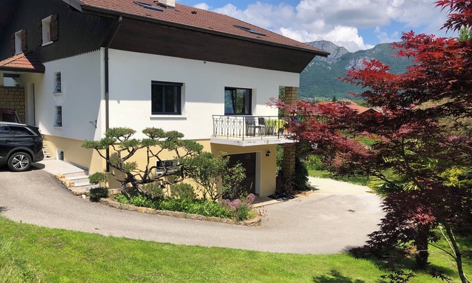 Sevrier House | Grande Villa Rénovée à 2 pas du Lac, Parking et Jeux