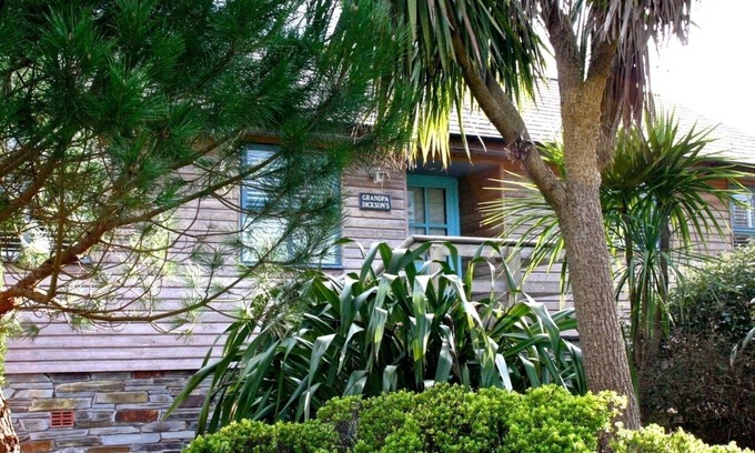 Little Petherick Cottage | GRANDPA DICKSON'S, pet friendly, with a garden in Little Petherick