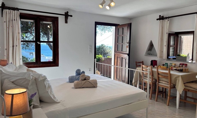 Agios Romanos Apartment | Grandpa Simos' Traditional Guest House (B)