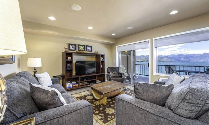 Chelan Condo | GrandView 403 -2 Bedroom Waterfront Condo