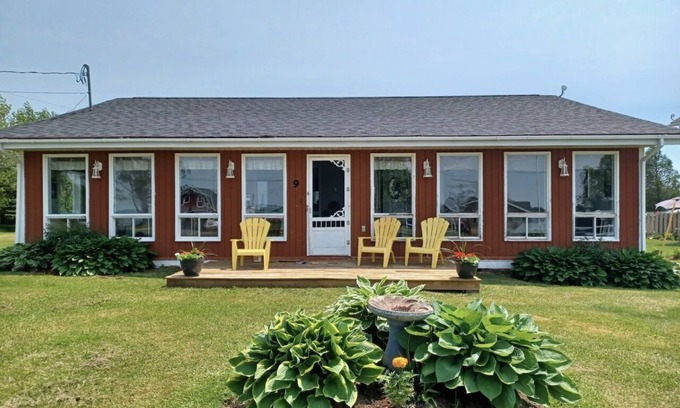Lot 16 Cottage | Grandview Beach Cottage, 3 brm , 2 baths, 10Km from S'side, Kayaks.