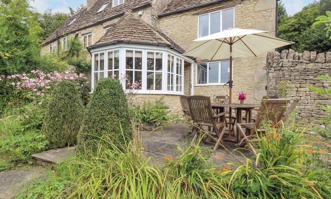 Inchbrook Cottage | GRANGE COTTAGE, family friendly, with open fire in Minchinhampton