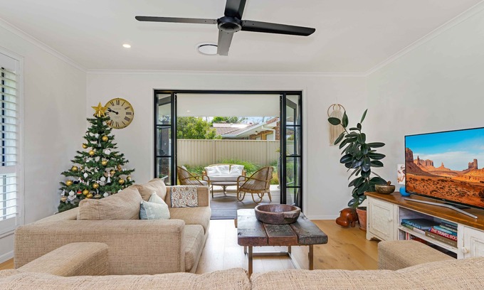 Ocean Shores House | Grasmere - NEW luxury Byron home-walk to beach & river.