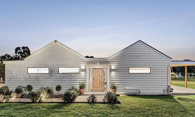 Torquay House | Grasslands Estate with Pool