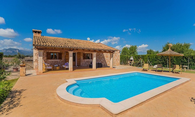 Sencelles Villa | GRAU PETIT Natural stone villa with swimming pool and Wi-Fi