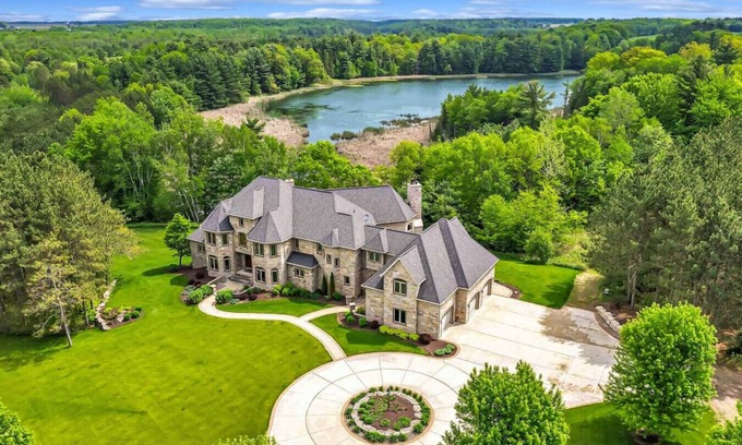 Krakow House | Gray Lake Villa -Sauna/Theater/9 bedroom/Sleeps 22