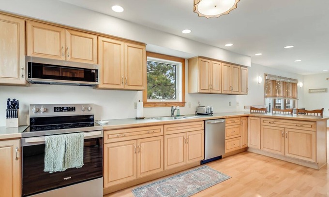 Deep Hole House | Gray Pearl - Gorgeous Waterfront just a few minutes to the Beach!