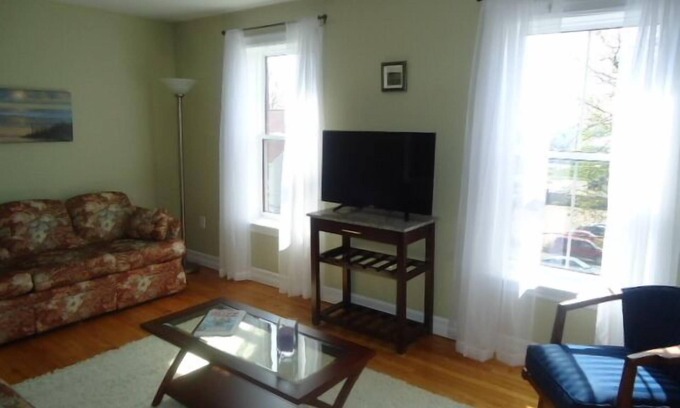 Queens Square Apartment | Great center of historic districts on Water Street