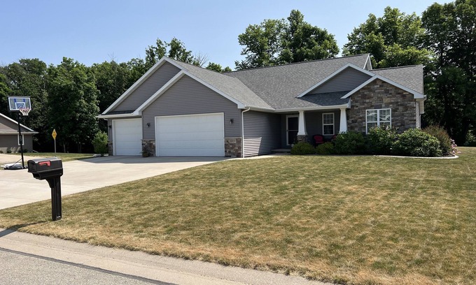 Neenah House | Great EAA option! 20 minutes from Oshkosh.