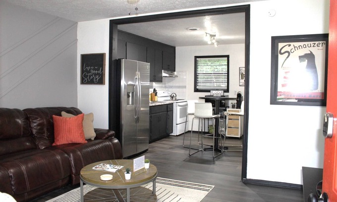 McDonough Apartment | Great Extended Work Stays-Pet-Friendly Cozy 2BR, Driveway Parking, 30M from Downtown Atlanta
