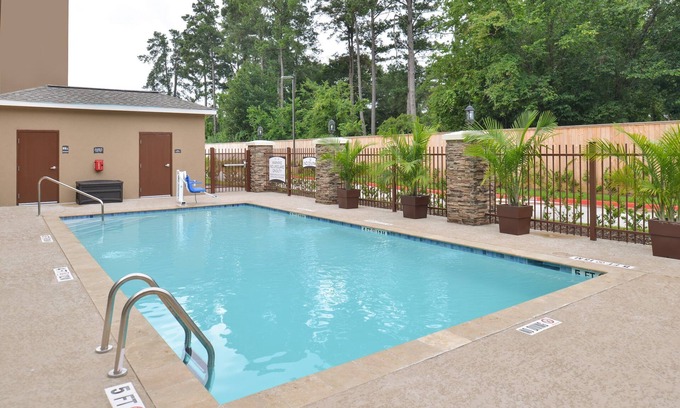 Tomball Condo | Great for Business Travelers! Near George Bush Intercontinental Airport | Shared Outdoor Pool