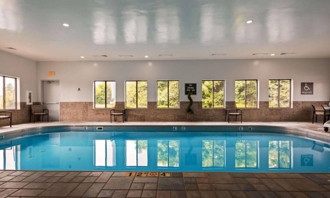 Blaine House | Great for Group Travel, 3 Serene Units, Free Breakfast, Free Parking, Pool