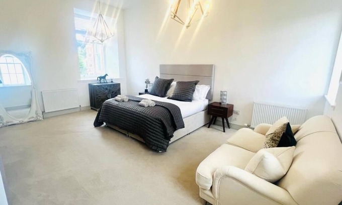 South Galson House | Great Glen Townhouse - 5 mins drive from City Centre