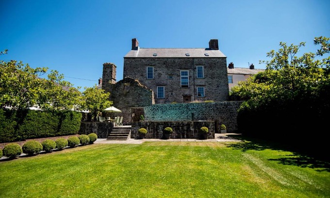 Laugharne House | Great House - Grand Georgian House With Outdoor Heated Pool