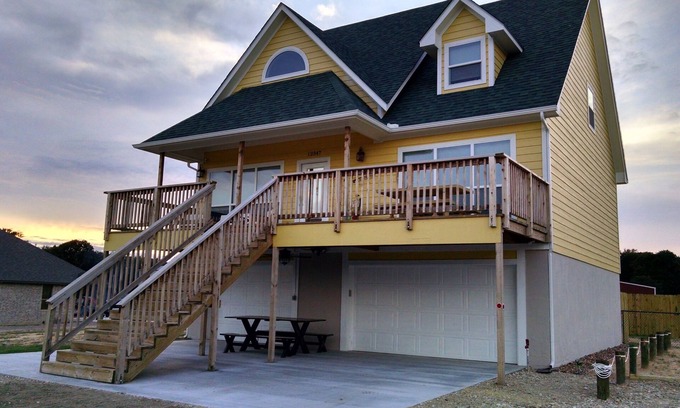 Kingston House | Great Lake View close to the Lake-Sleeps 12 with WiFi & Dish