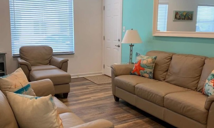 Northeast Virginia Beach Condo | Great Location ! 1 Short Block To The Boardwalk.