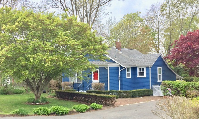Newport East House | Great Location Between First & Second Beach - Pet Friendly!