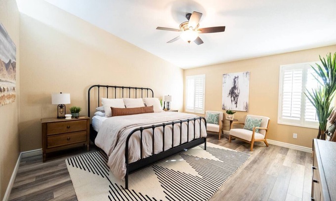 Paradise Park Vista House | Great Location, Heated Pool, Billiard Room & more