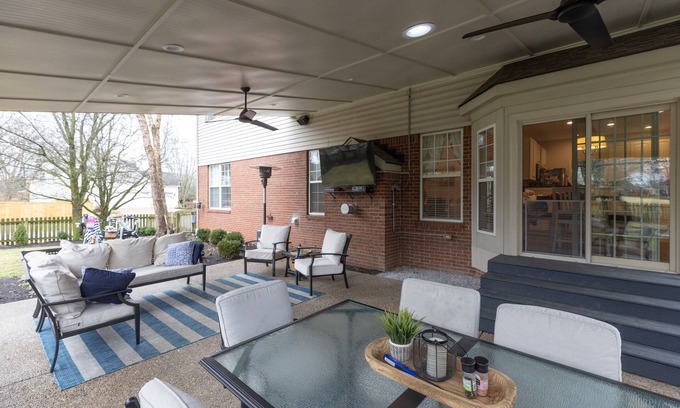 Buechel House | GREAT LOCATION! Shopping, dining very close. Easy, quick access to expressways.