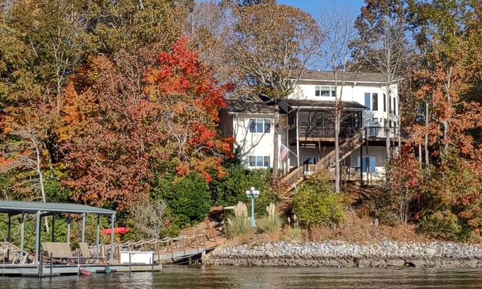 Turtlehead House | Great Multi-Generation Vacation Home on Beautiful Lake Keowee!