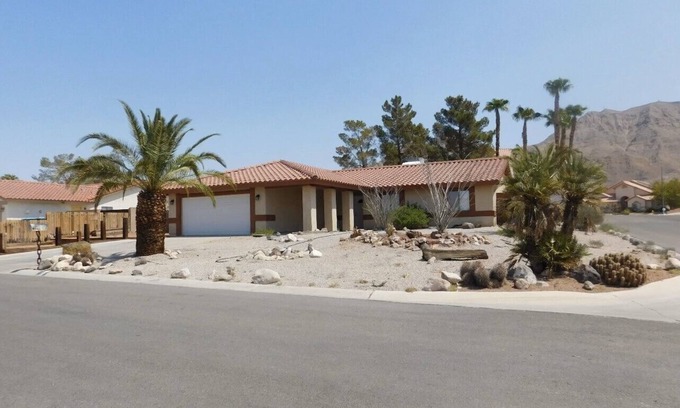 Sunrise Manor House | Great Specials Now! Pri POOL! 3 Bedroom, Sleeps 7, Great Location!