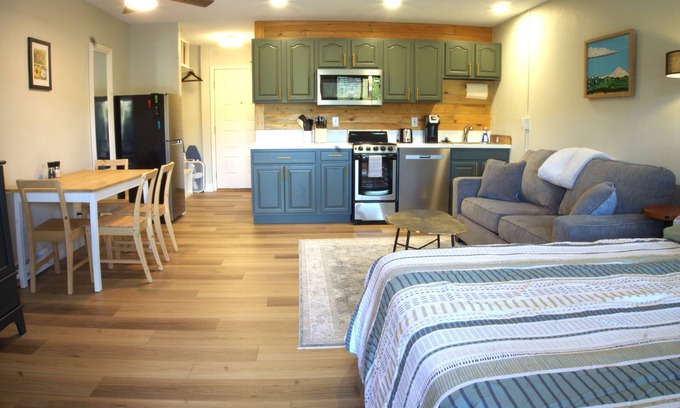 Granby Apartment | GREAT Value! Classy Comfortable King Bed Studio, Sleeps 4!