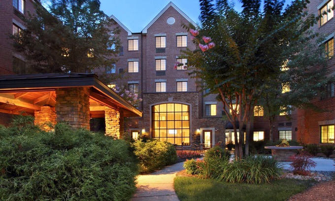 McLean Condo | Great Value! Cozy 2 Bedroom Suite in Mclean | Free Breakfast + 24h Business Center