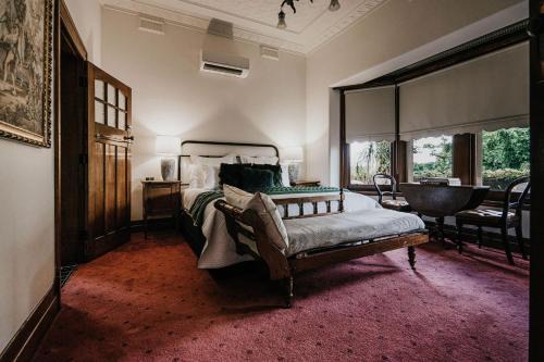 Castlemaine Apartment | Green Gables King Suite