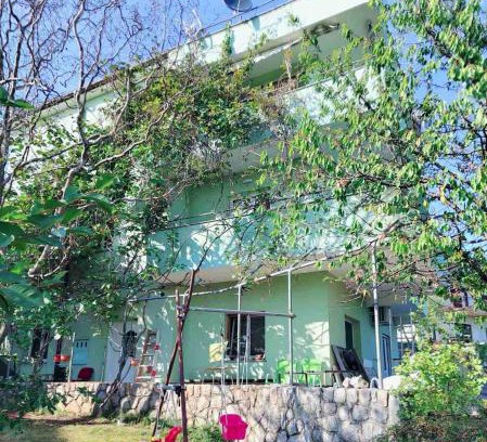 Buzdohanj Apartment | Green house