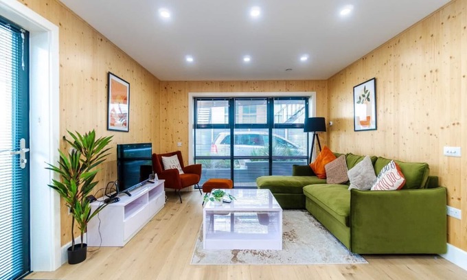 Hove House | Green Mews 3 with Free Parking | By My Getaways