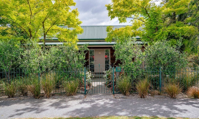 Lowburn House | Green Oasis - Cromwell Holiday Home