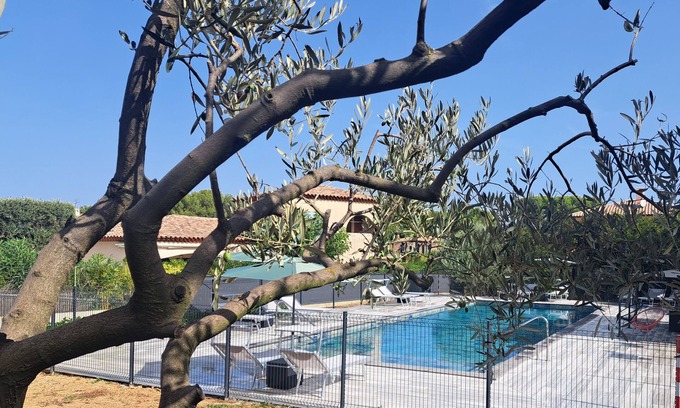 Le Brusc House | Green setting sea & pool