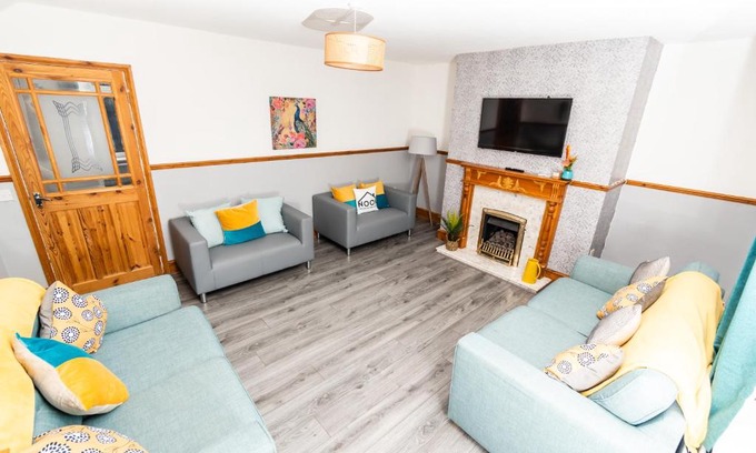 Gateshead House | Greenbourne - 4 bedrooms Sleeps 8 free parking